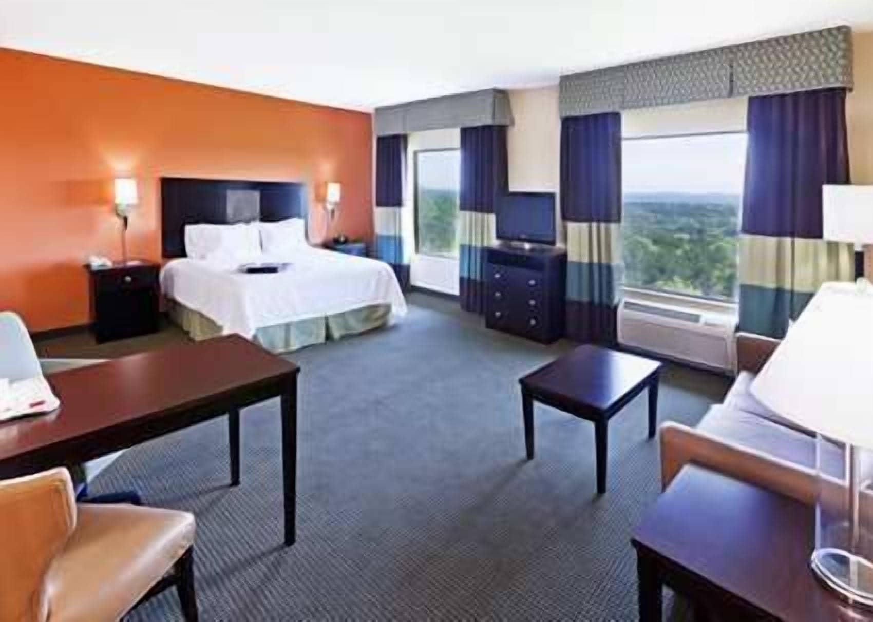 Hampton And Austin - 3* Lakeway