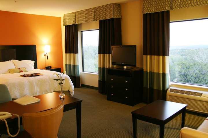 Hampton And Austin - 3* Lakeway